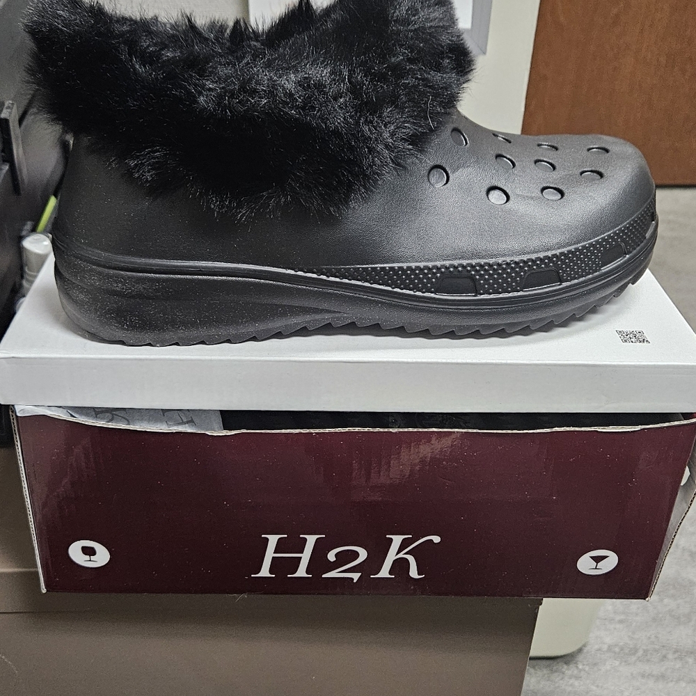 Clogs with faux fur